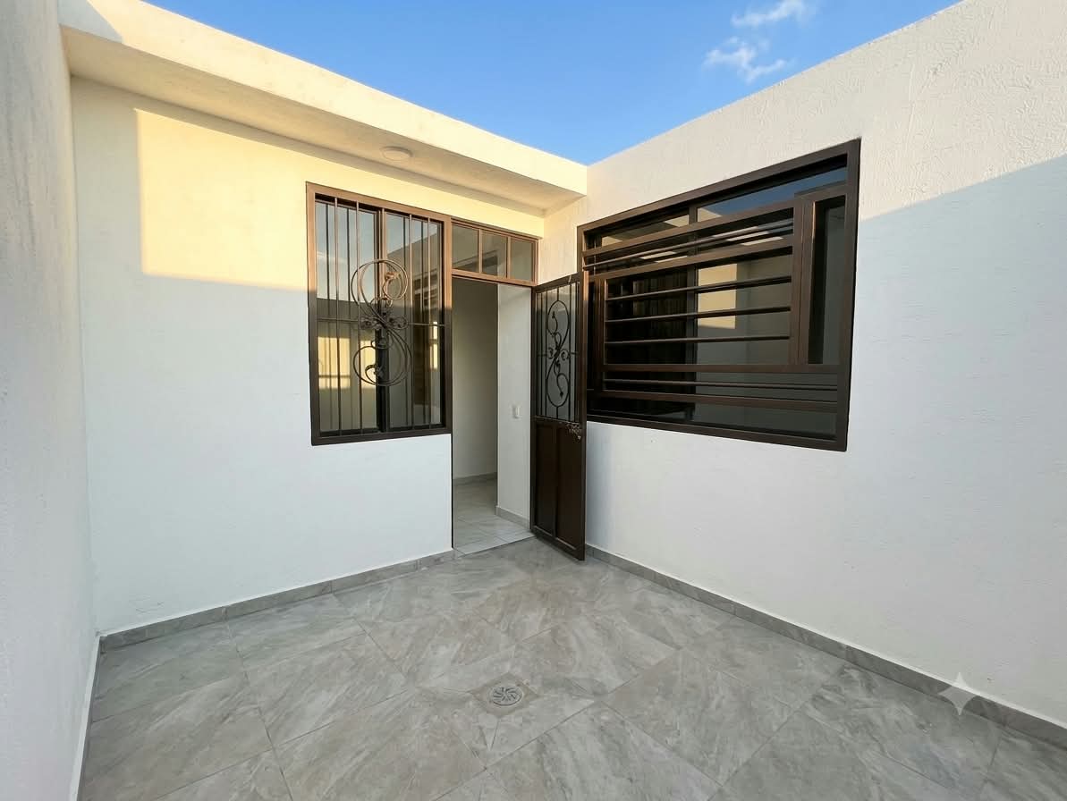 Vista frontal de la casa
