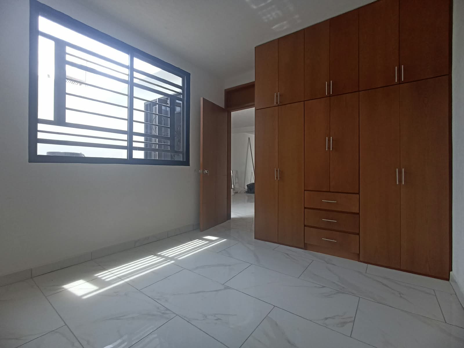 Recámara con clóset y ventana