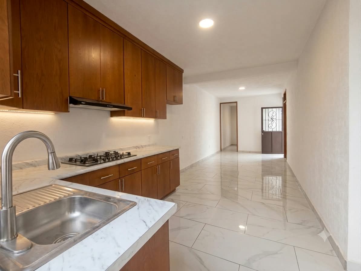 Cocina integral y vista de sala-comedor