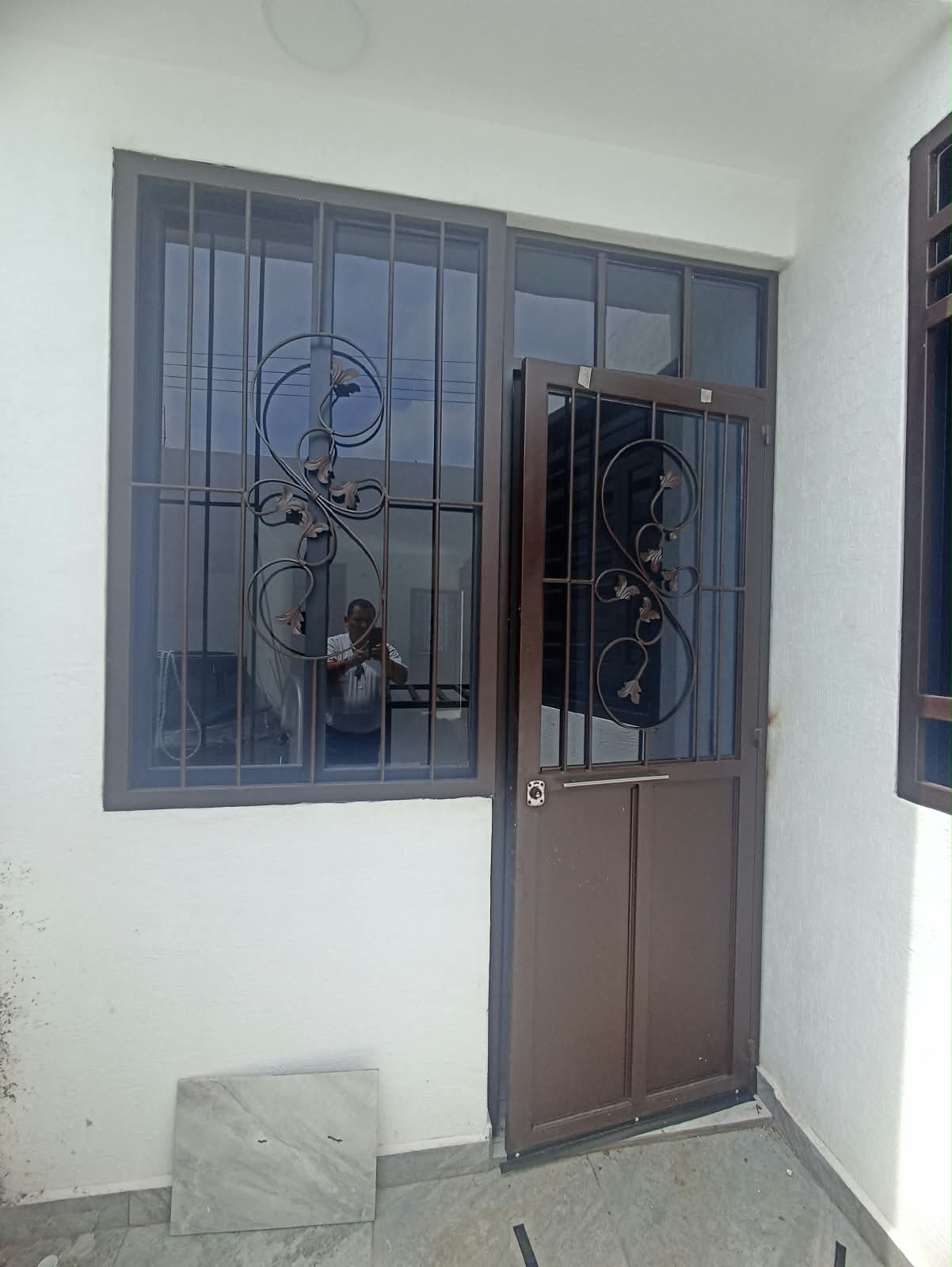 Protecciones exteriores en puerta y ventana